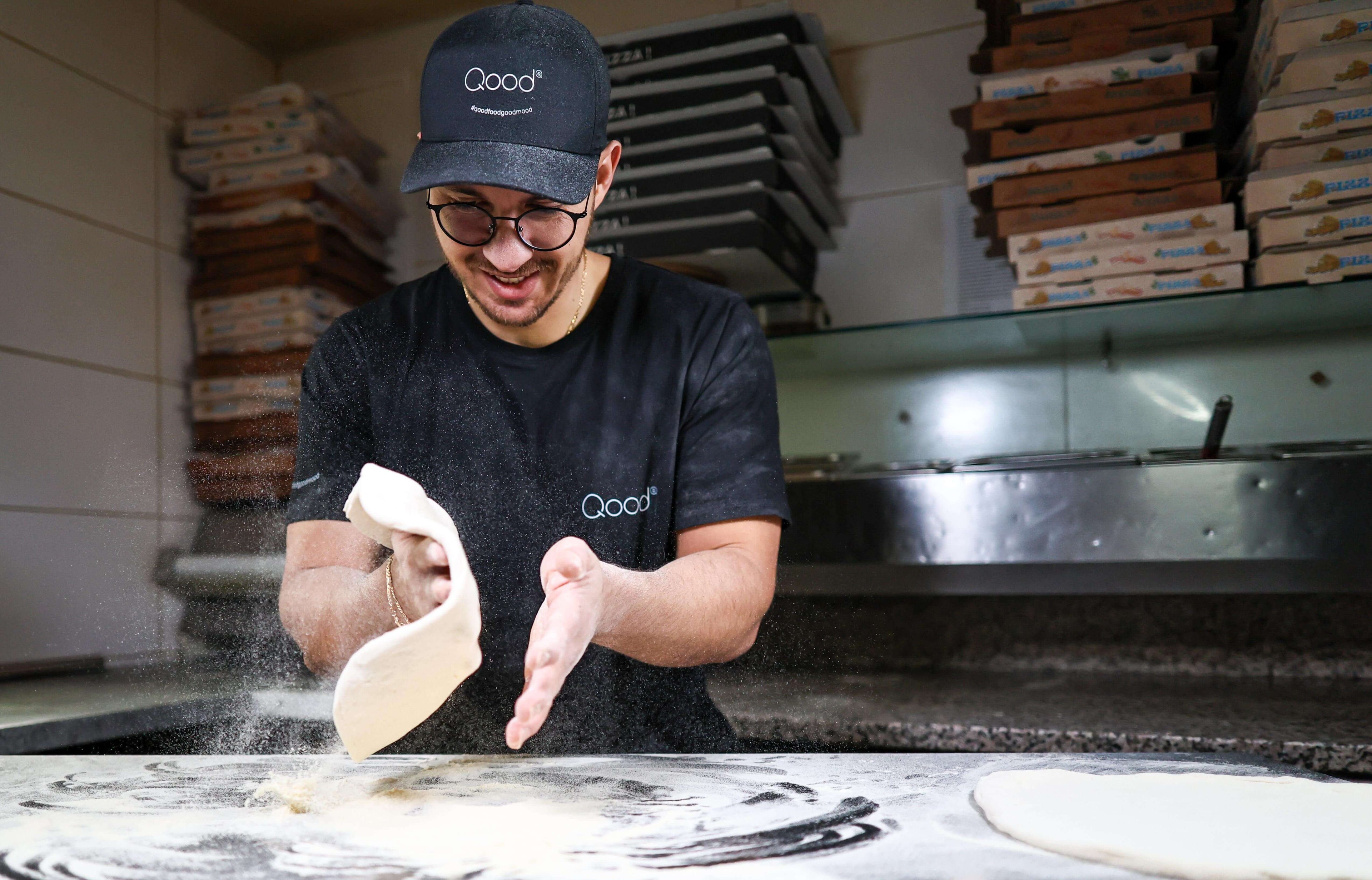 Gründer Stefano Quarta bei der handgemachten Herstellung von QOOD Protein-Pizzaböden